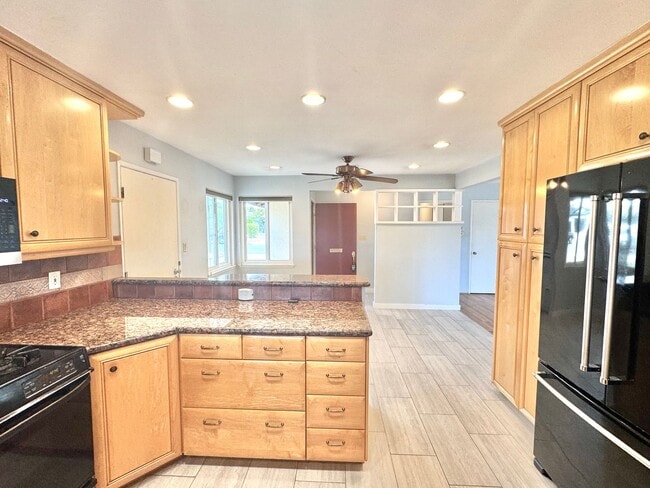 Building Photo - Beautiful 3bd/2ba HOUSE in Clairemont Mesa! 2-car Garage, AC, laundry, patio, VIEWS!