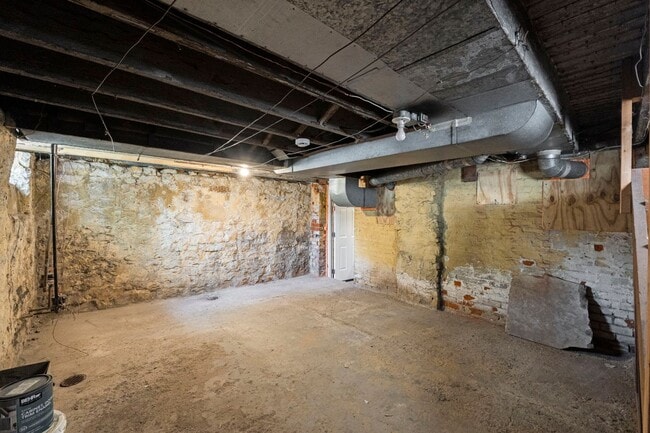 Building Photo - Newly renovated one bedroom available for a move in right away!