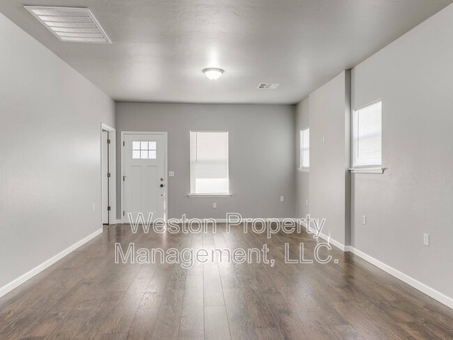 Building Photo - 721 N Louisa Ave