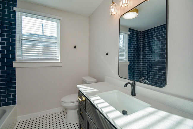 Hallway Bath for Bedrooms 1 and 2 - 2916 Arbor St