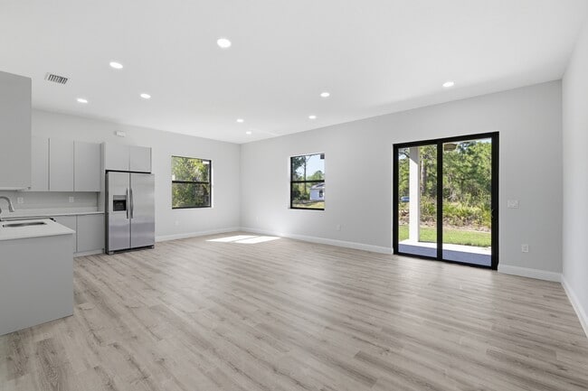 Building Photo - 825 Carbon St E