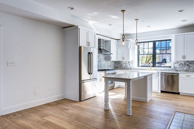 Building Photo - 20 E Redman Ave