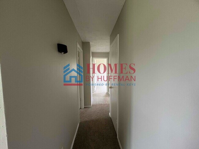 Building Photo - Three Bedroom | 1.5 Bathroom | Garage | Ne...