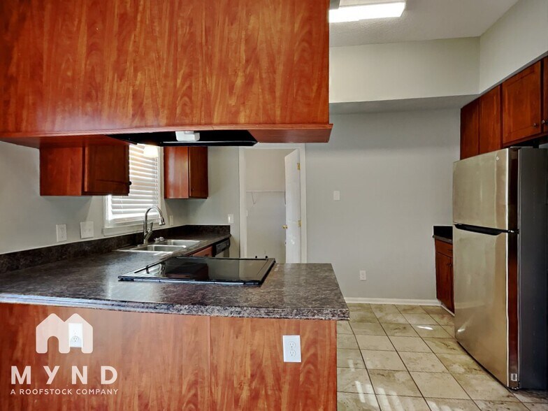 Building Photo - 1205 Spruce Dr