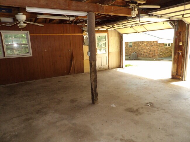 Building Photo - 248 Meadowview Dr