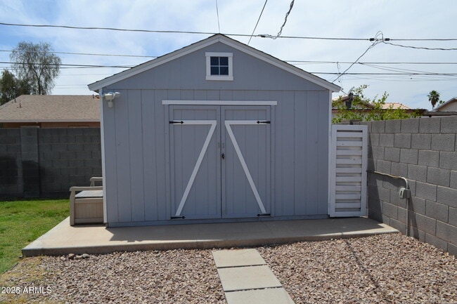 Building Photo - 1918 S Apache Dr