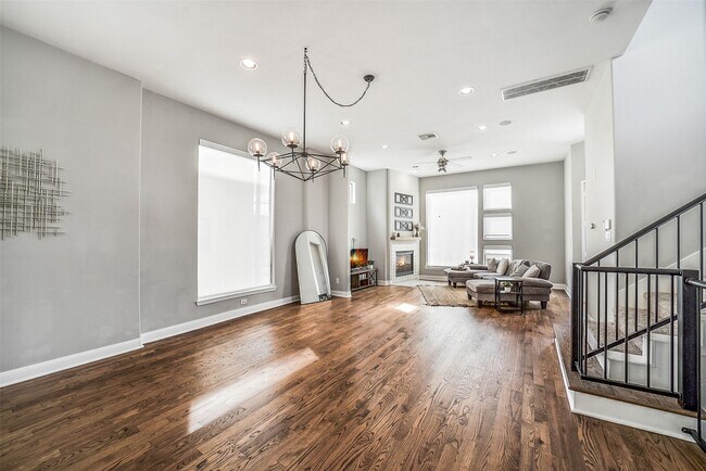 Building Photo - 904 Roy St