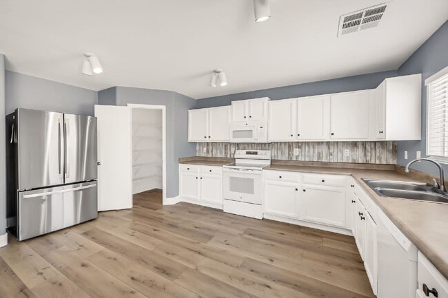 Building Photo - 2422 E Olivine Rd