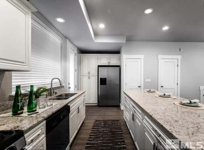 Building Photo - 730 Bluffs Ct