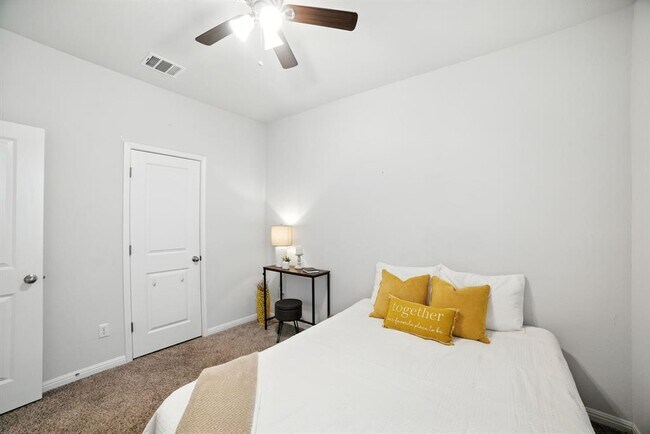 Building Photo - 324 Mountain Valley St