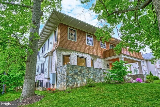 Building Photo - 6506 Divine St