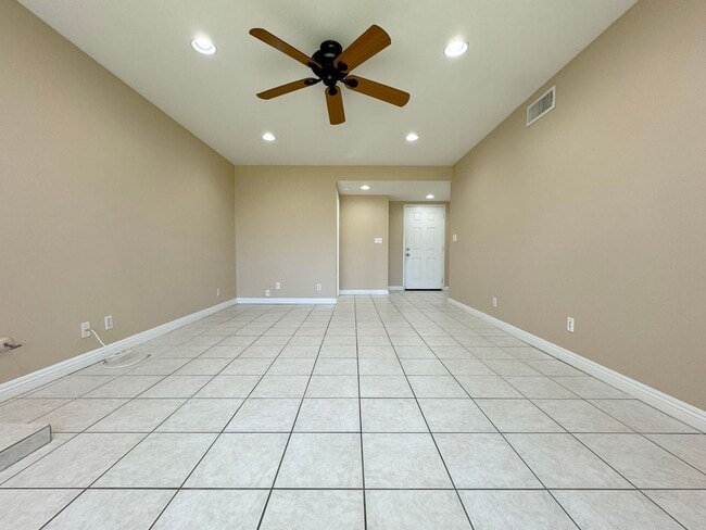 Building Photo - Single Story 3Bed Interior Location Large Yard