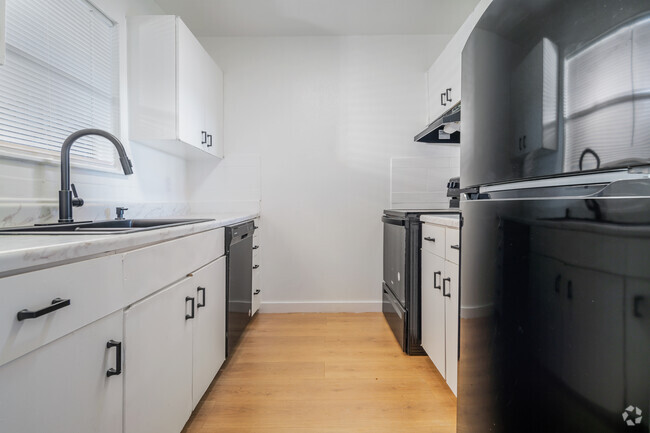 1BR, 1BA - 718SF Kitchen - Contessa Bungalows