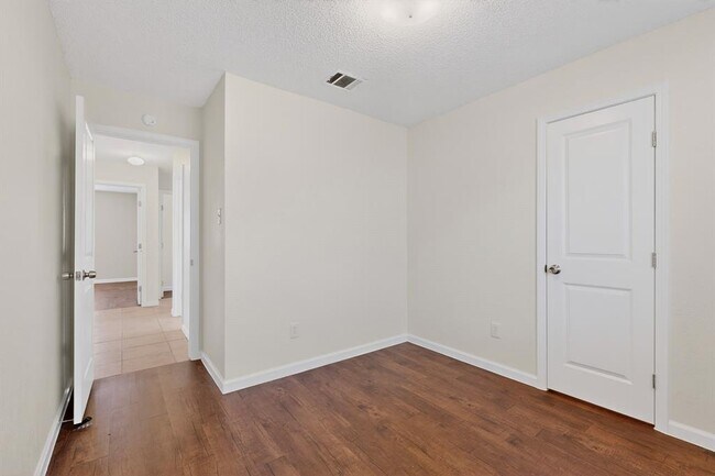 Building Photo - 7200 Barnsdale Way