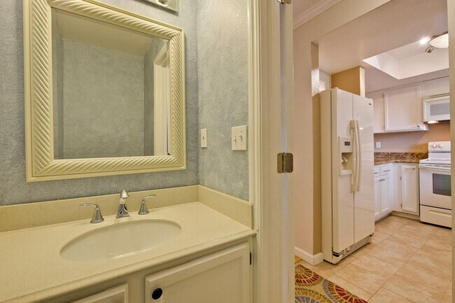 Building Photo - Popular Woodside Commons at Its Finest.