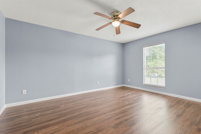 Building Photo - 313 Winding Oak Ln S