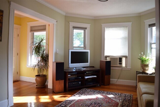 Building Photo - 28 Chatham St