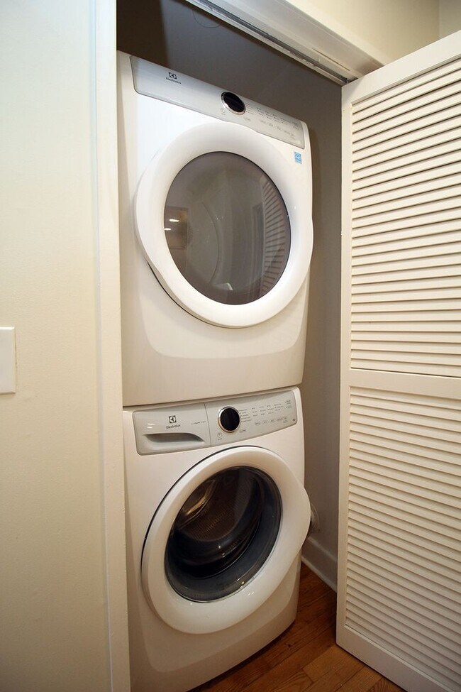 Building Photo - 2400 SW Hoffman Ave