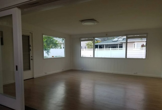 Building Photo - Three bedroom, Two Bath Single Family Home in the Kuliouou-Kalani Iki Neighborhood!