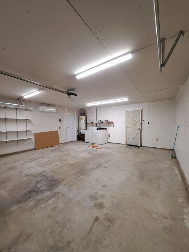 Building Photo - Single-Level Clovis Home with 3 Bedrooms, ...