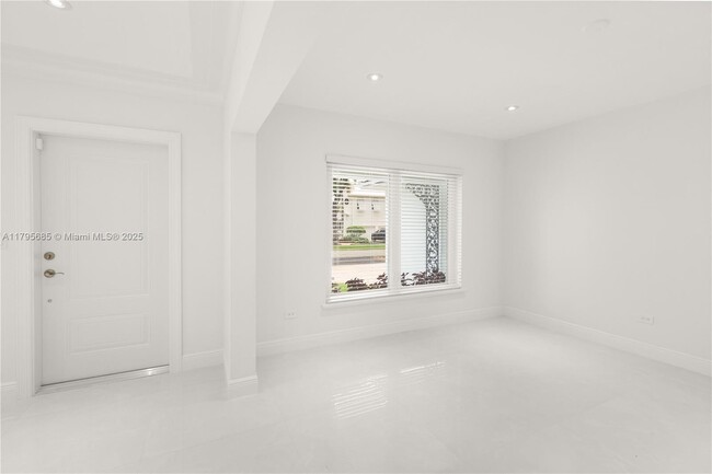 Building Photo - 439 Bargello Ave