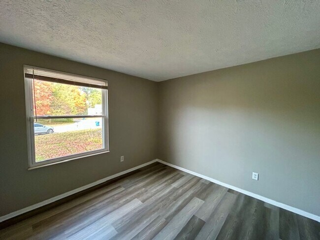 Building Photo - 3 BEDROOM 2 BATHROOM RANCH STYLE HOME IN PIKE!