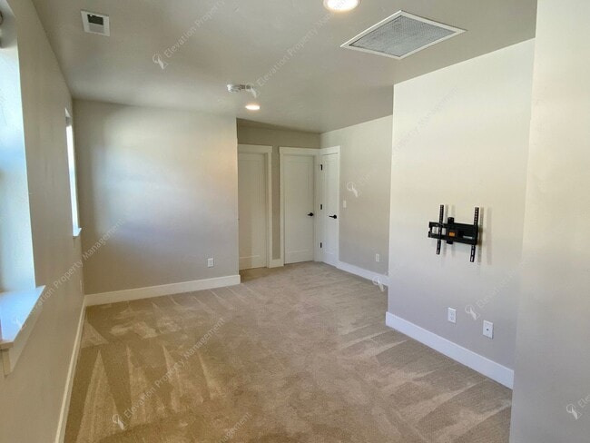 Building Photo - Newer 3BR - 2.5BA Home a Sought-After Redm...