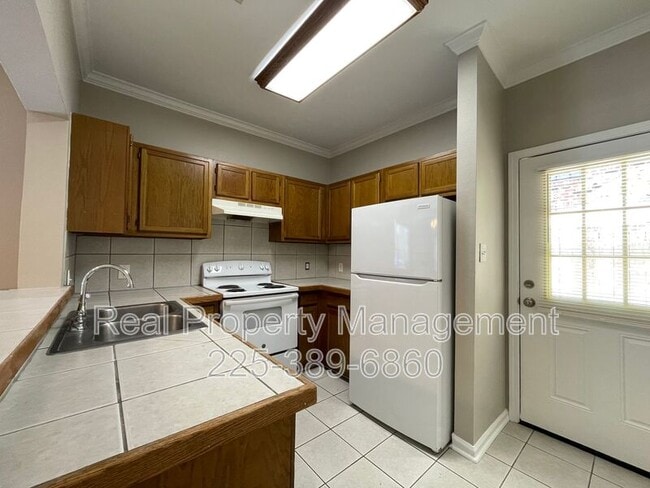 Building Photo - 910 W Macci St