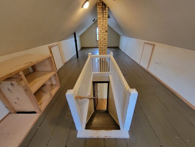 Building Photo - AVAILABLE JUNE 1ST -  Huge 4 Story Hillside Home!