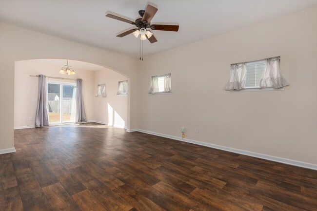 Building Photo - Amazing home in quiet and established neighborhood