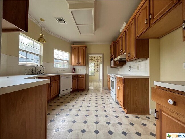 Building Photo - 808 Rose Way