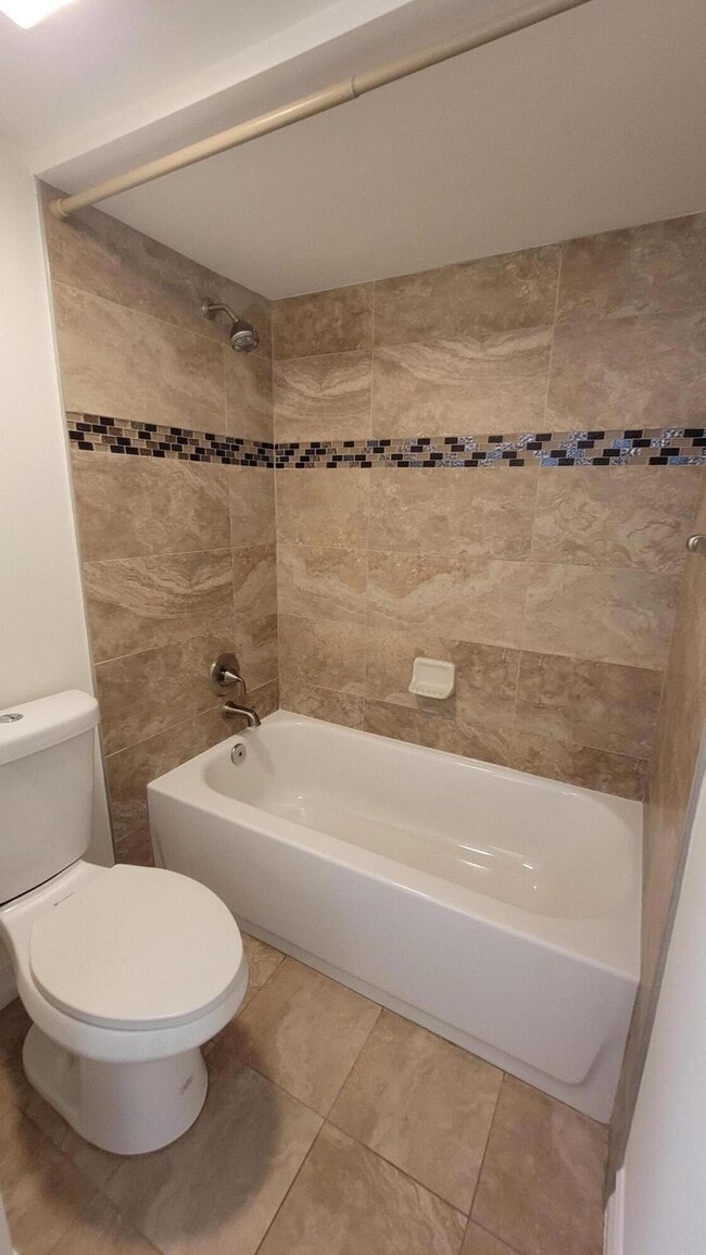 Building Photo - 606 6th Ln
