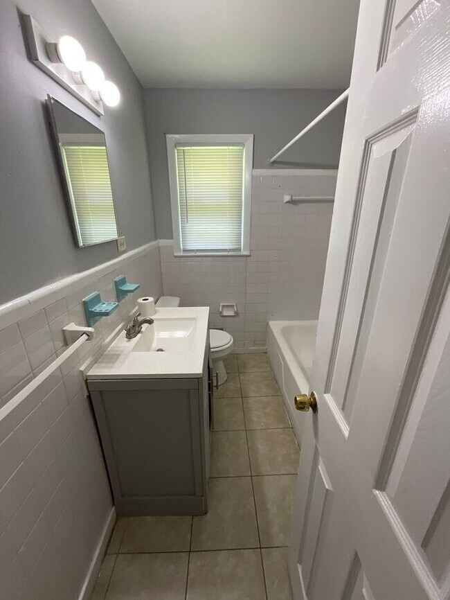 Building Photo - 3 bedrooms one bath apartment located in the Highlands, section of Portsmouth