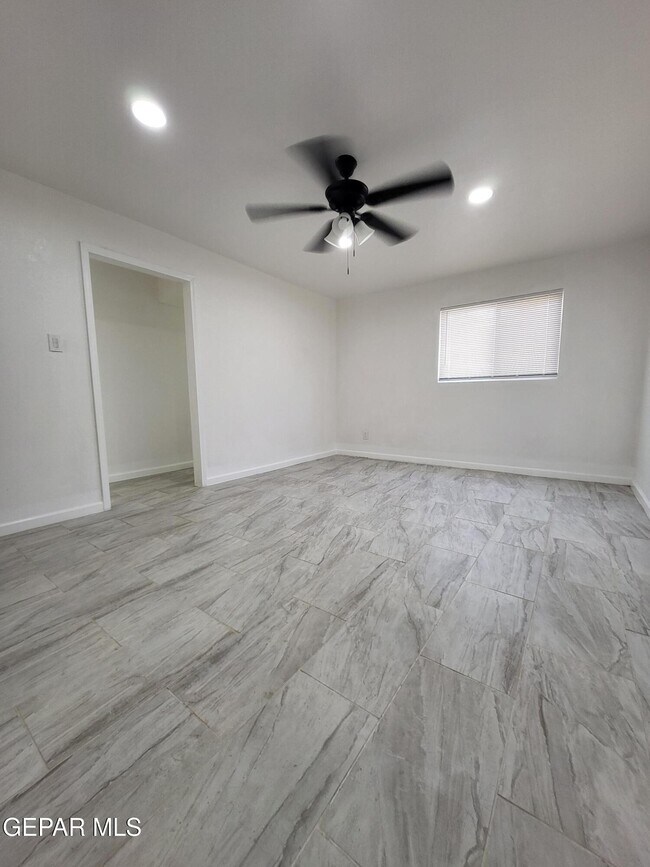 Building Photo - 1102 Cuba Dr