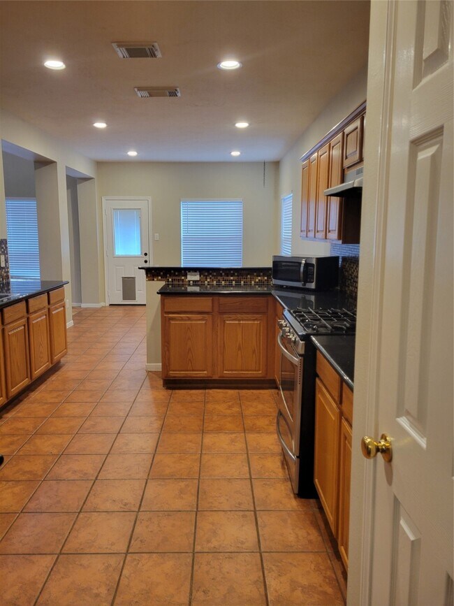 Building Photo - 3715 Pinehurst Dr