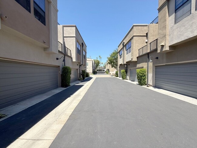 Building Photo - Modern Live/Work Loft In Sought After Depo...