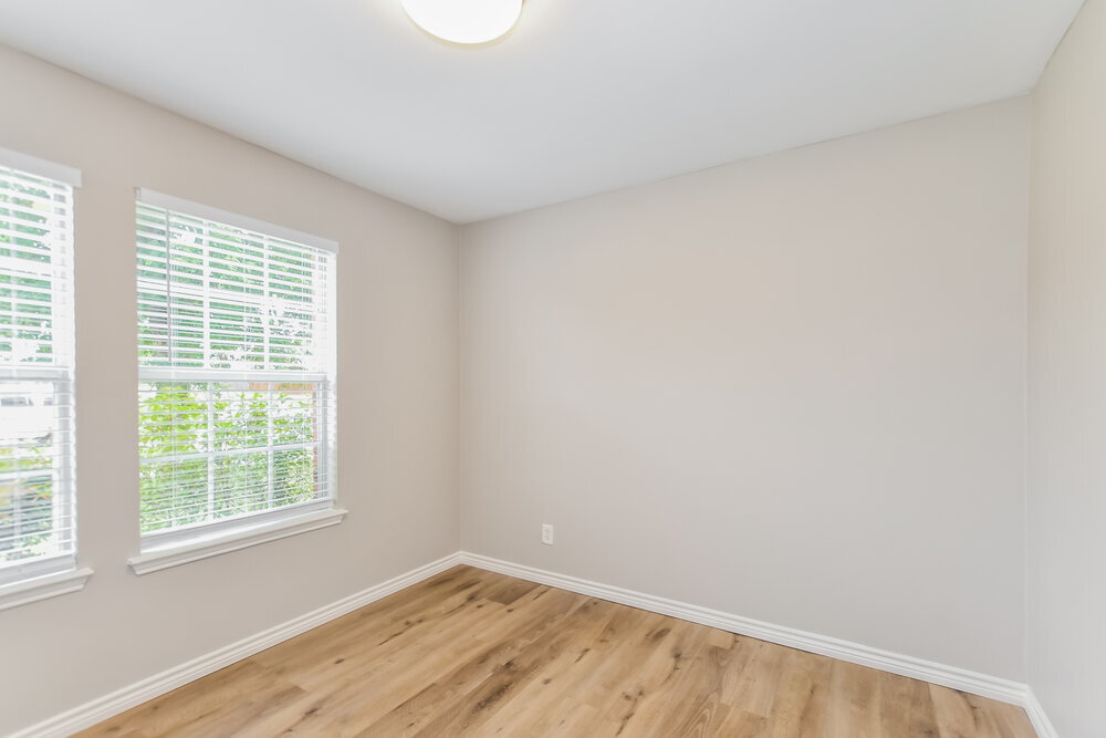 Building Photo - 1401 Buckingham Dr