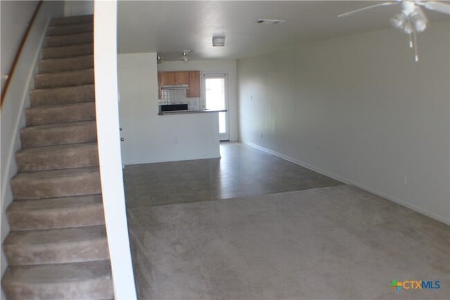 Building Photo - 102 E Robin Ln