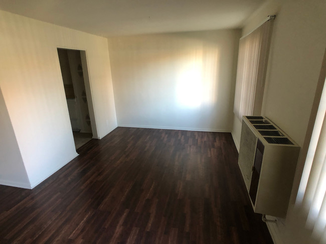 2 Bedroom Apt - Laminate Flooring - 901 Levering