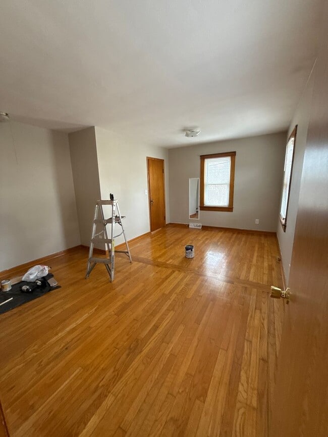 Building Photo - Charming 3 bedroom