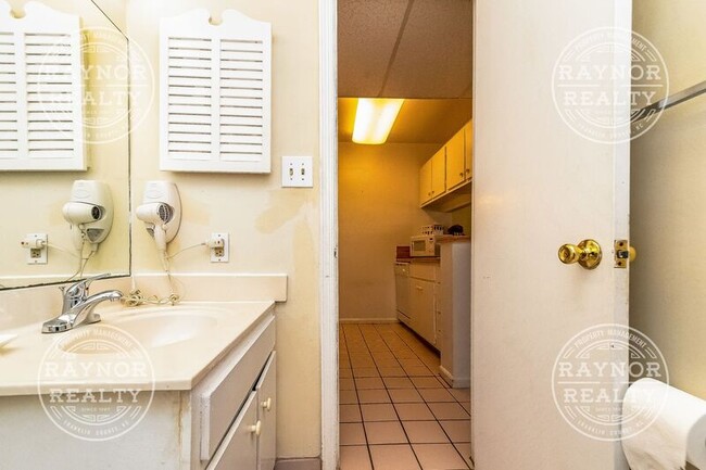 Building Photo - 807 W Trinity Ave