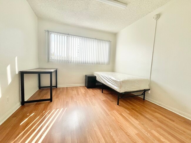 Primary Photo - 933 Grattan St