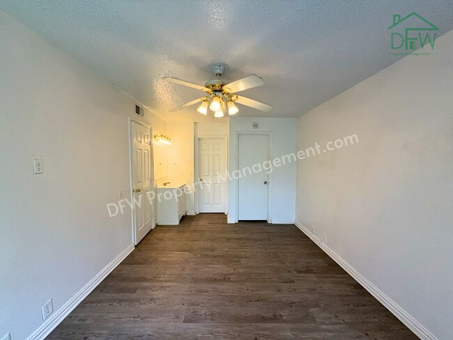 Building Photo - 3 Bed / 2 Bath Townhome - Fenced Yard, Community Pool, Washer & Dryer Included | Irving 75038