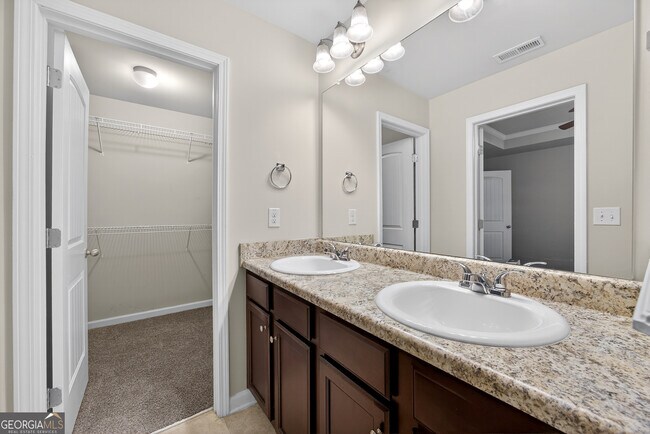 Building Photo - 4497 Ravenwood Dr