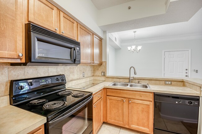 Building Photo - 2206 Myrtlewood Cir E