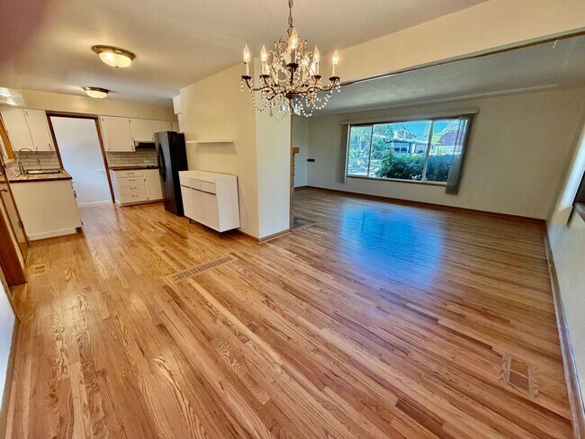 Building Photo - Spacious, Remodeled 5bd/3bath Cherry Park Home with Large Fenced Garden and Finished Basement