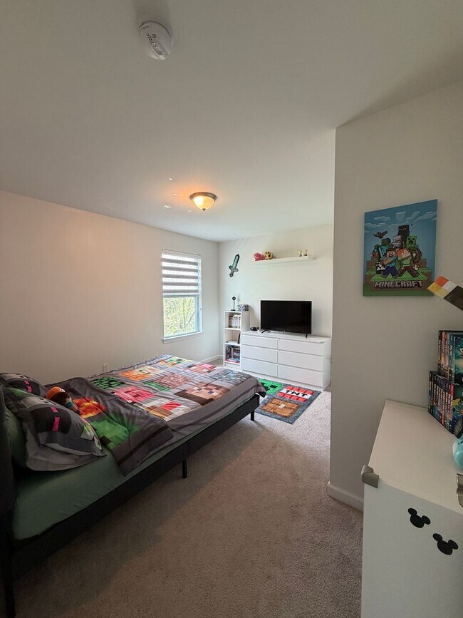 Building Photo - Beautiful and serene water view home in a secluded neighborhood!  2nd floor laundry!