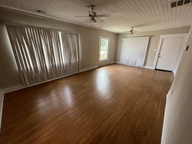 Building Photo - Newly renovated 2 bed 1 bath in Aurora, Missouri!