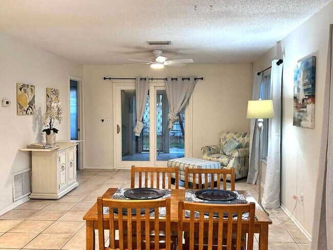 Building Photo - 7811 43rd Ave Dr W