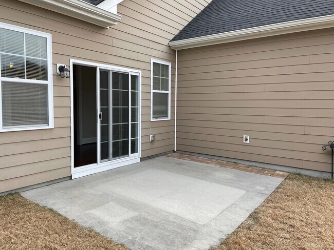 Building Photo - Beautiful 3 bedroom/2 bath home with sunroom and finished room over garage!